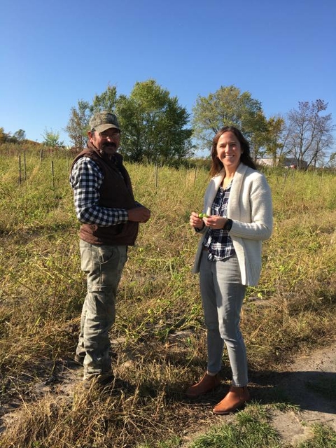 Javier Garcia y Molly Zins de pie juntos en un campo de jardín.