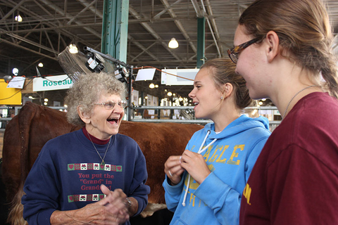 Volunteer and 4-H'ers at State Fair