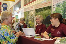 Master Gardeners talking to fairgoer